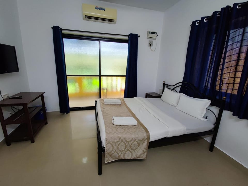 Bed, TV and multimedia, Living room, air conditioner