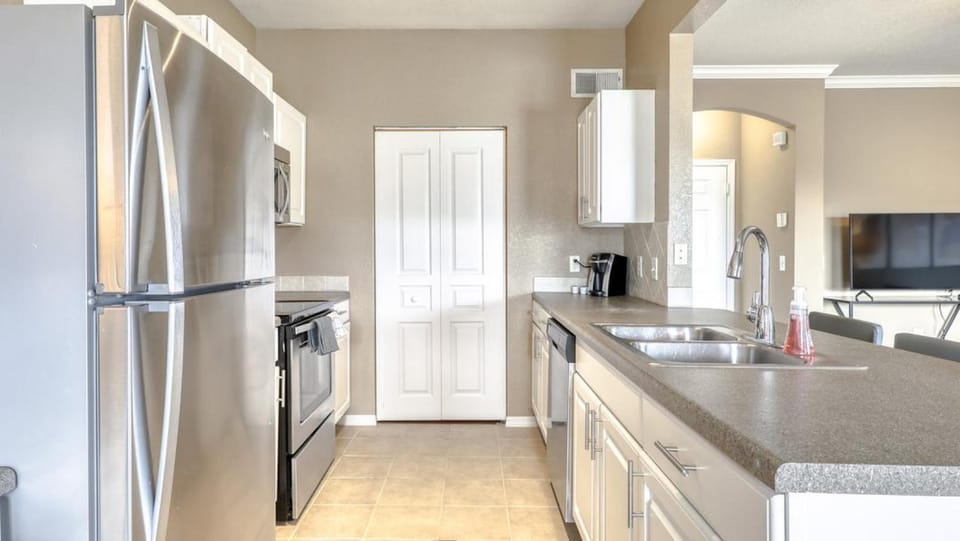 Landing Modern Apartment with Amazing Amenities (ID8573X64) Apartment in Pinellas Park