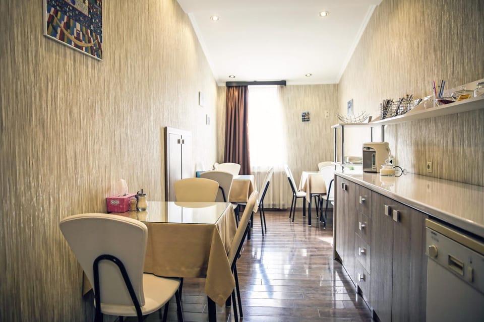 Restaurant/places to eat, Communal kitchen