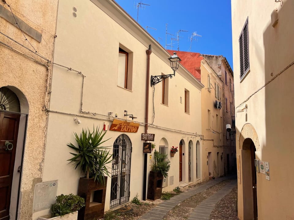 Property building, Neighbourhood, Landmark view, Street view