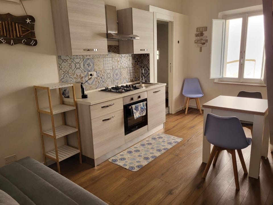 Toilet, Kitchen or kitchenette, Dining area, minibar, pet friendly, stove