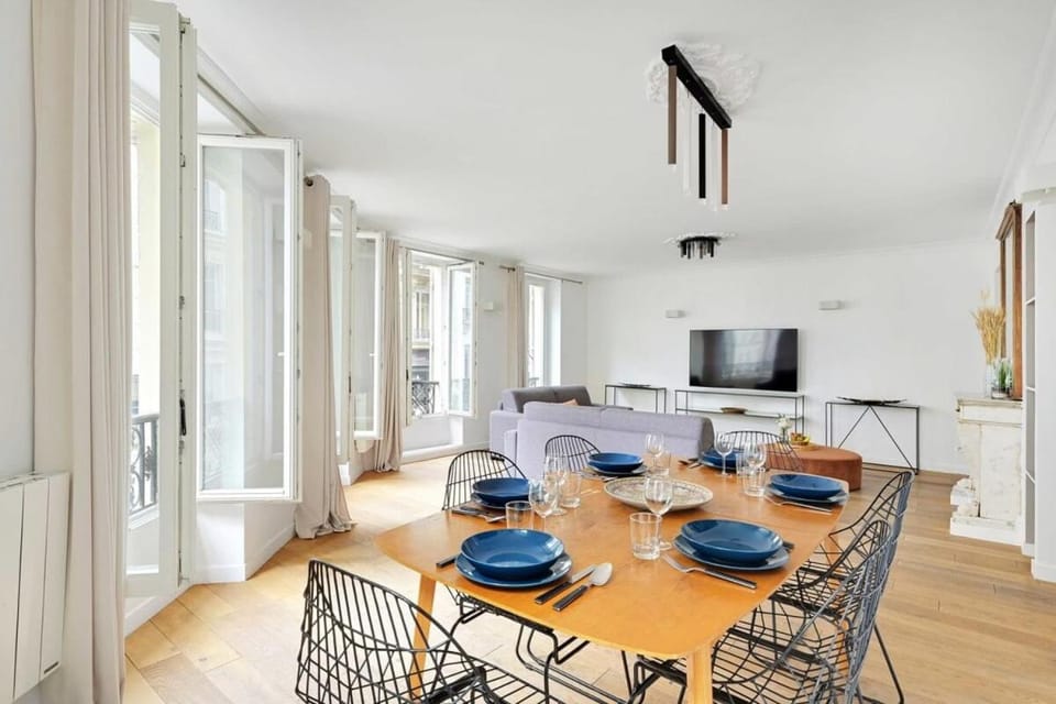 Renovated and modern 4BD for 12 guests Apartment in Paris