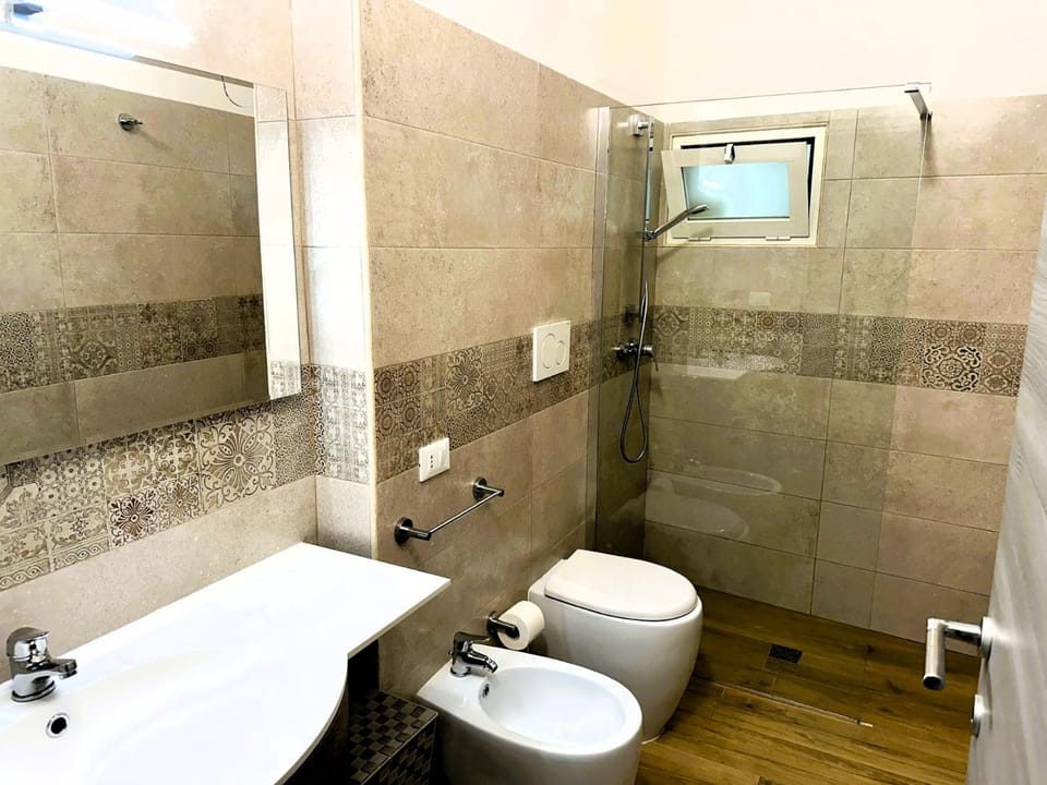 Shower, Toilet, Bathroom, bidet, towels