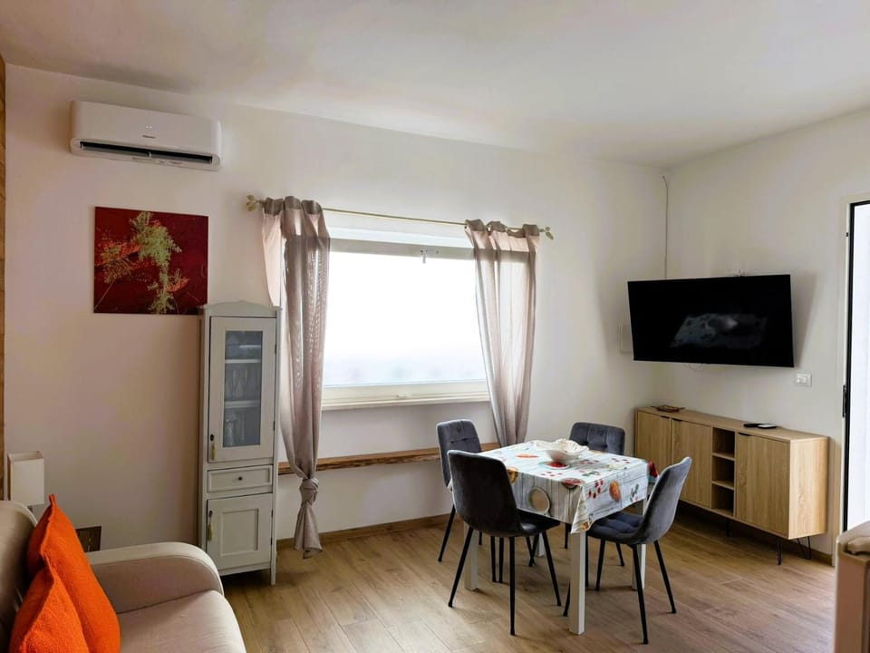 Communal lounge/ TV room, TV and multimedia, Living room, Dining area, Evening entertainment, air conditioner