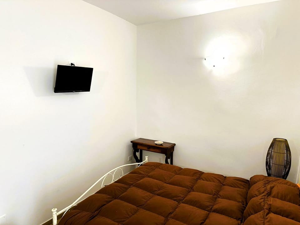 Communal lounge/ TV room, Bed, TV and multimedia, Bedroom
