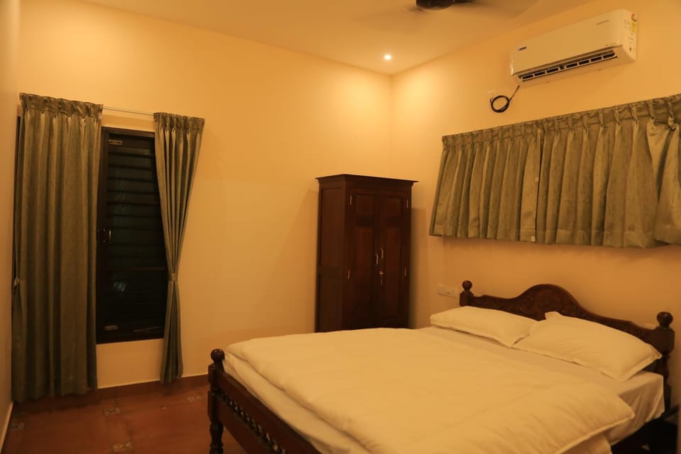 Photo of the whole room, air conditioner
