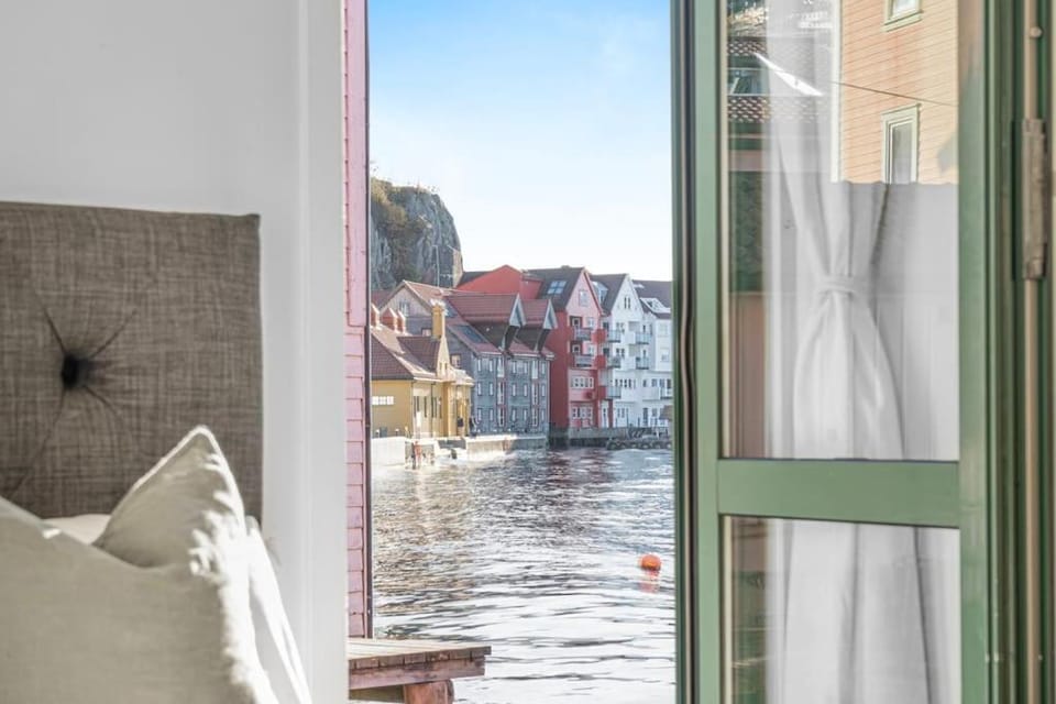 Ocean-view Haven: Take a swim from your window! Apartment in Bergen