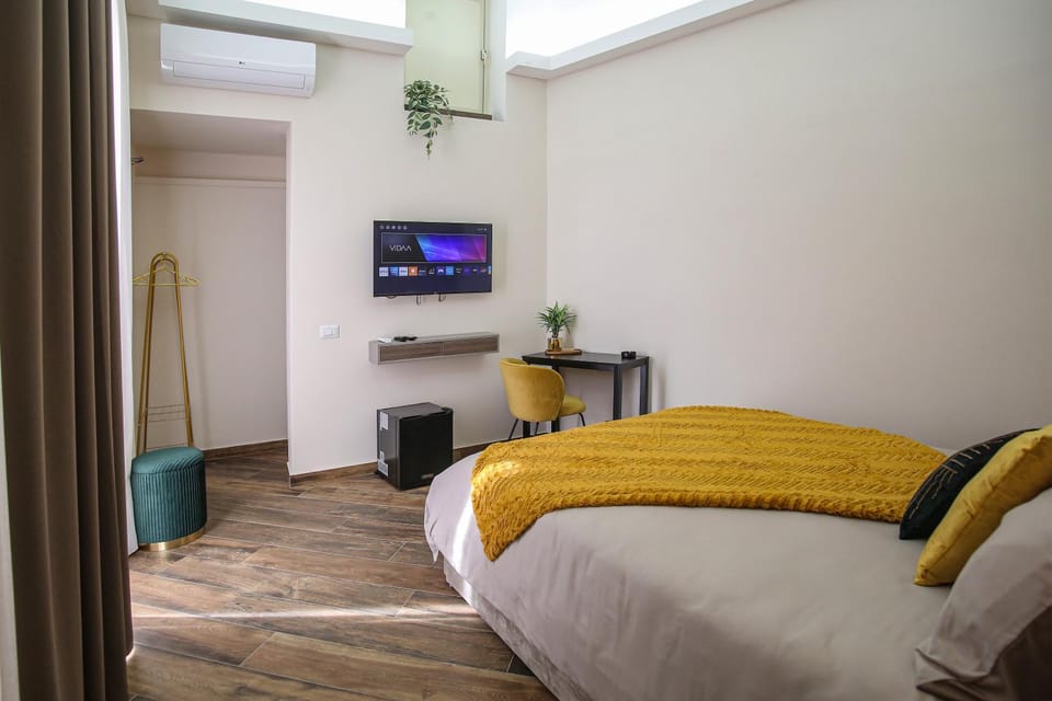 Bed, TV and multimedia, Photo of the whole room, Bedroom