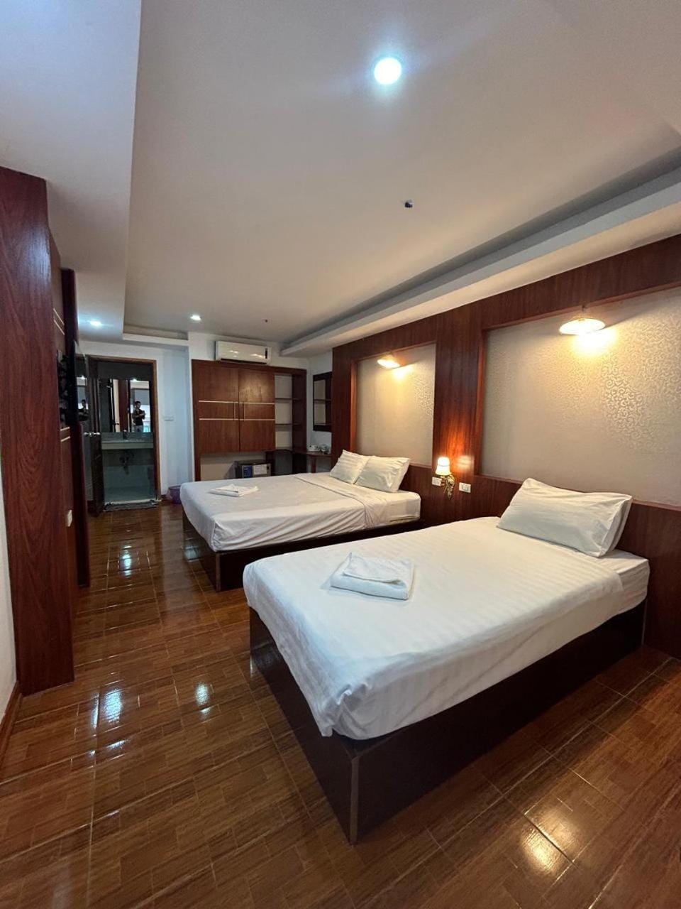 Photo of the whole room, Bedroom