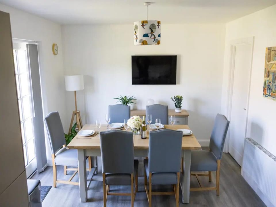 TV and multimedia, Living room, Other, Seating area, Dining area