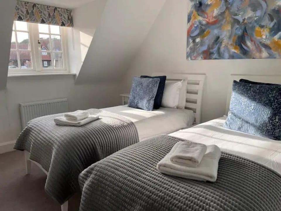 Bed, Other, Photo of the whole room, Bedroom, towels