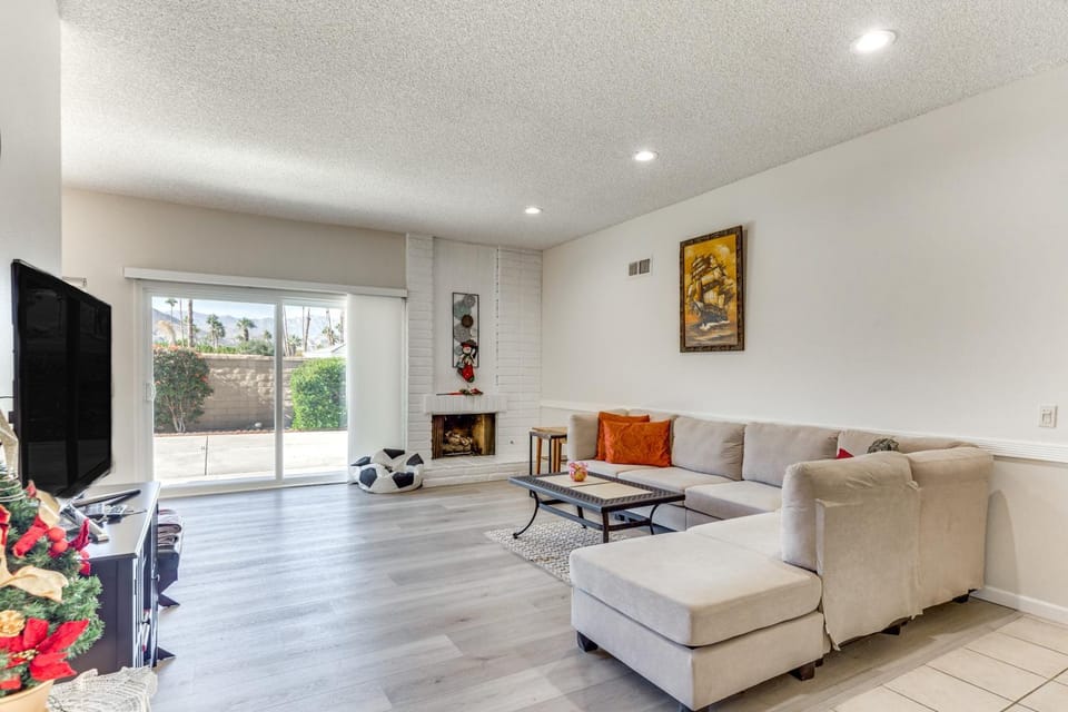 Pet-Friendly Palm Desert Condo w/ Pool Access! House in Indian Wells