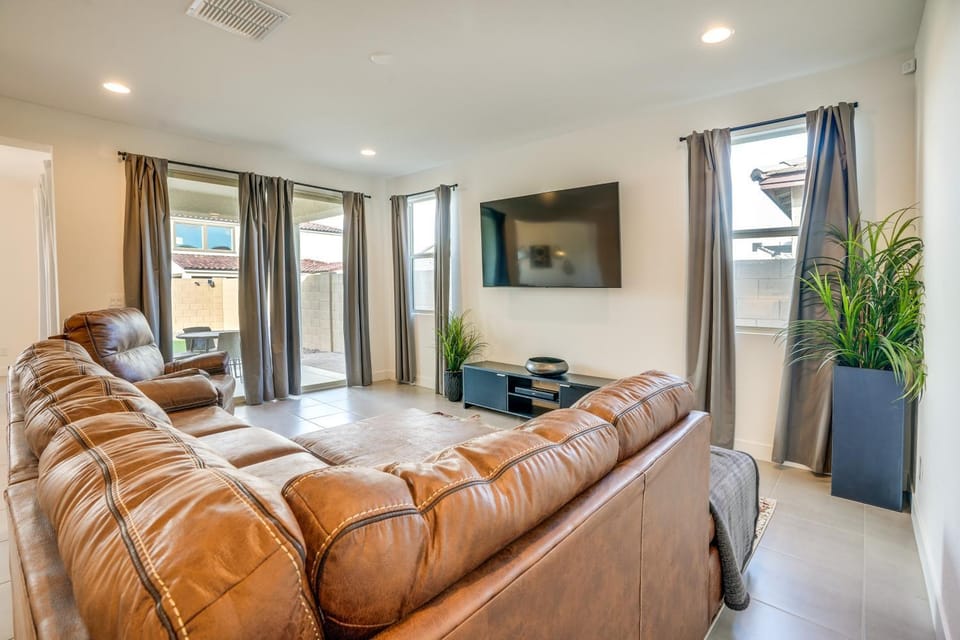 5 Mi to Westgate! Newly Built Family Retreat House in Glendale
