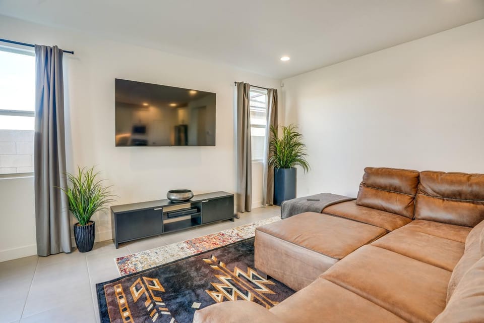 5 Mi to Westgate! Newly Built Family Retreat House in Glendale