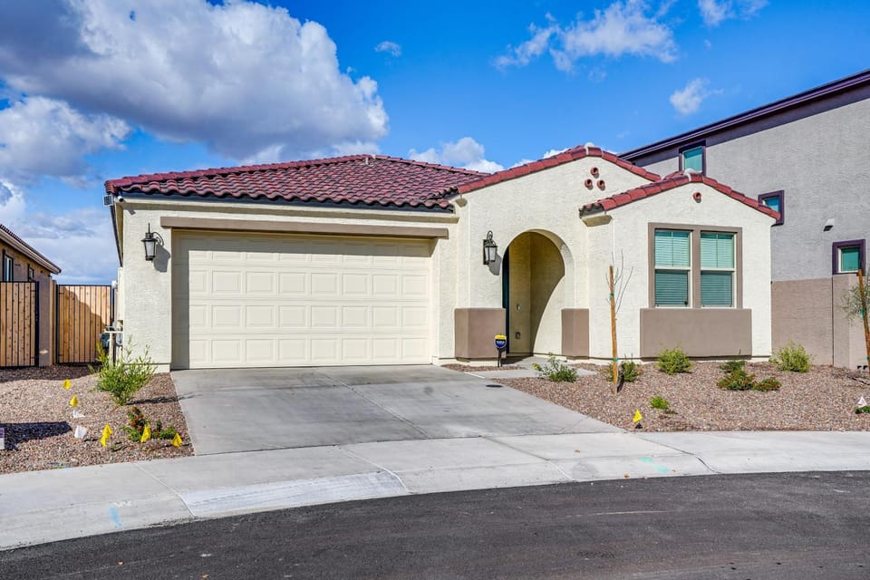 5 Mi to Westgate! Newly Built Family Retreat House in Glendale