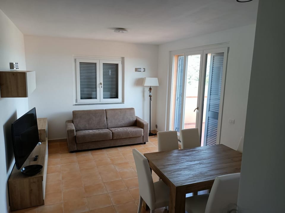 TV and multimedia, Living room, Seating area, Dining area