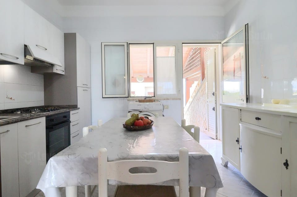 Kitchen or kitchenette, Dining area, stove