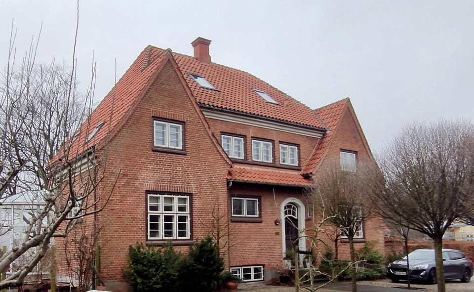 Property building, Location