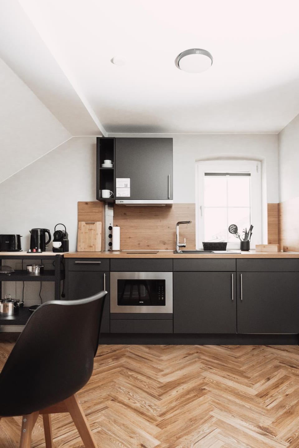 Coffee/tea facilities, Kitchen or kitchenette, Dining area, microwave, stove, toaster
