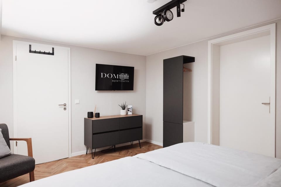 Bed, TV and multimedia, Photo of the whole room, Bedroom, wardrobe