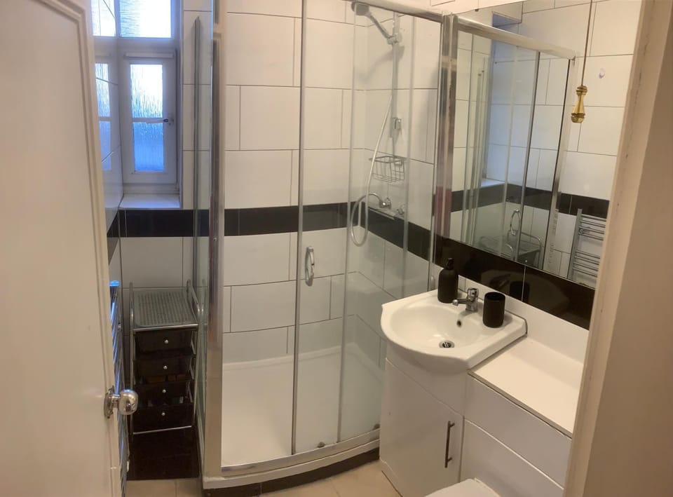 CENTRAL LOCATION! Double Bedroom 2 Mins Walk from Battersea Power underground Station! Vacation rental in London