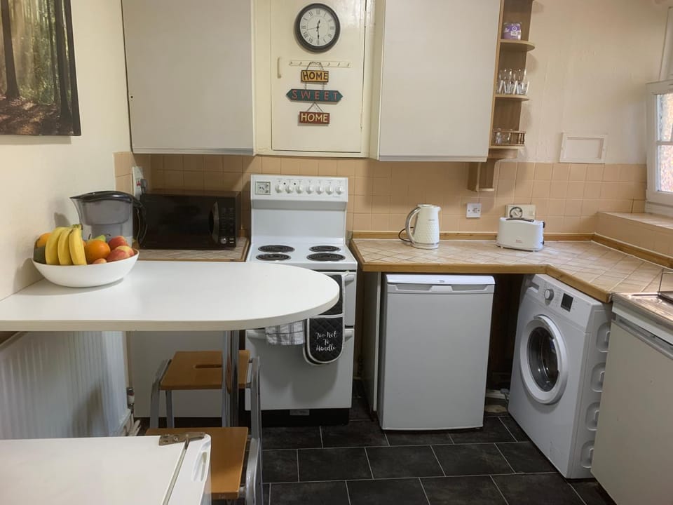 CENTRAL LOCATION! Double Bedroom 2 Mins Walk from Battersea Power underground Station! Vacation rental in London