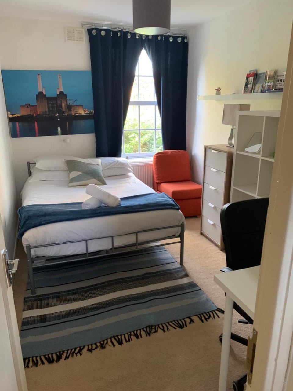 CENTRAL LOCATION! Double Bedroom 2 Mins Walk from Battersea Power underground Station! Vacation rental in London