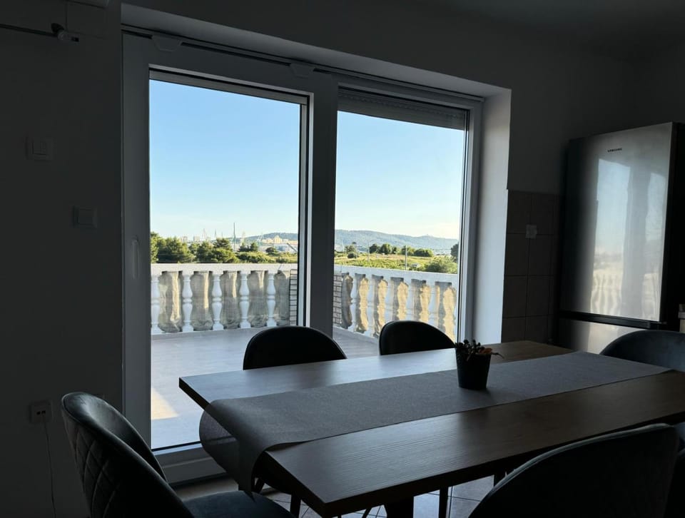 Dining area, kitchen