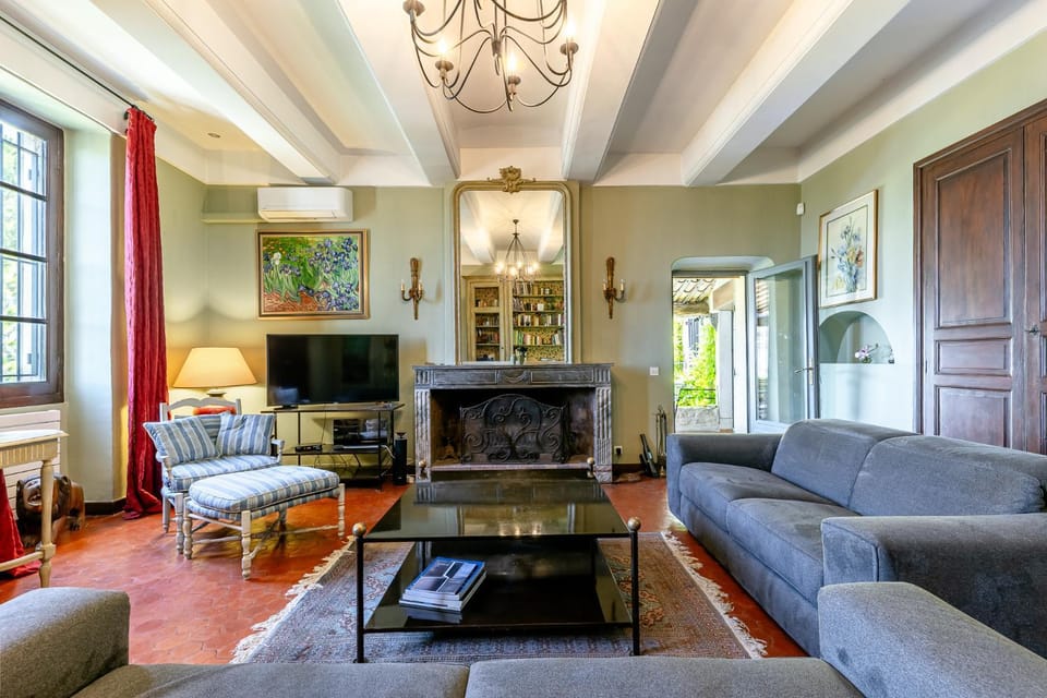Communal lounge/ TV room, Living room