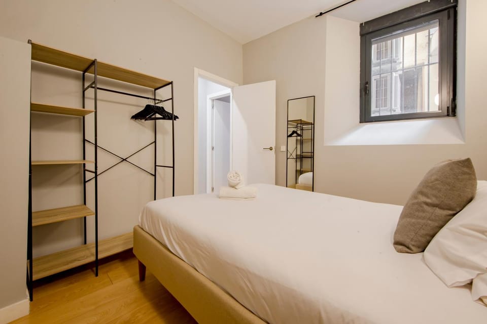 Photo of the whole room, Bedroom