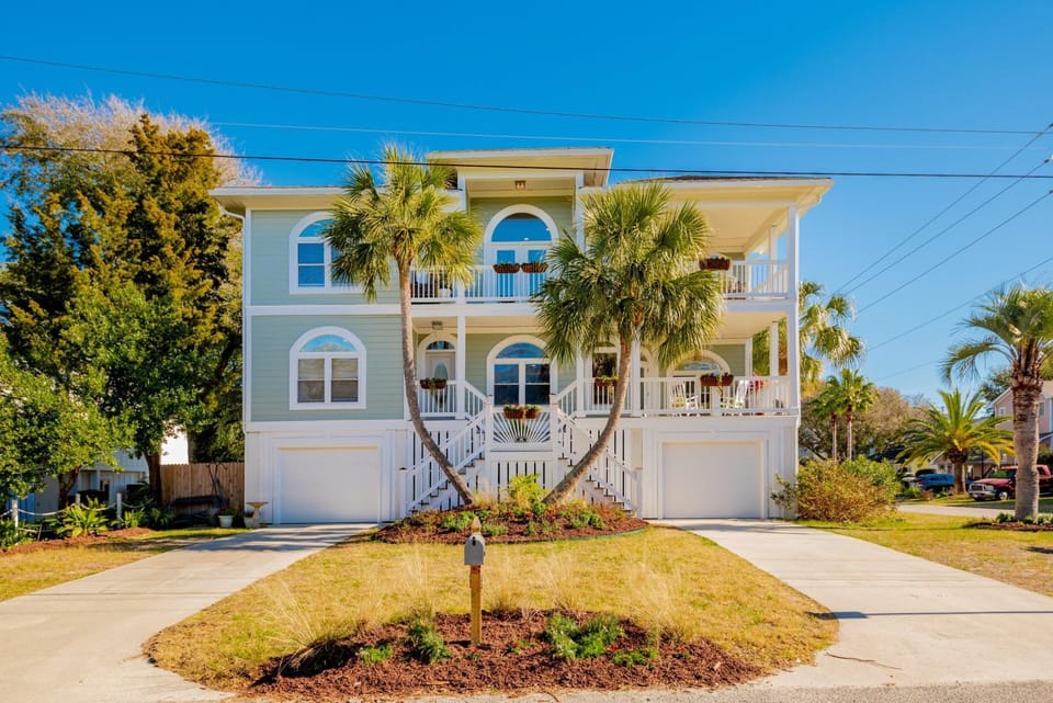 AV8-30: 8 30th Avenue House in Isle of Palms