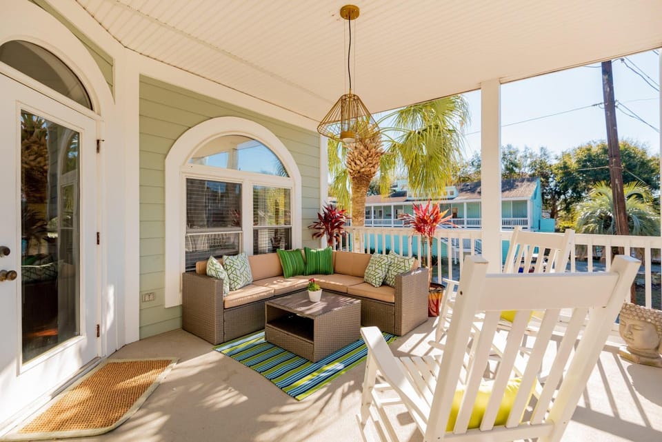 AV8-30: 8 30th Avenue House in Isle of Palms