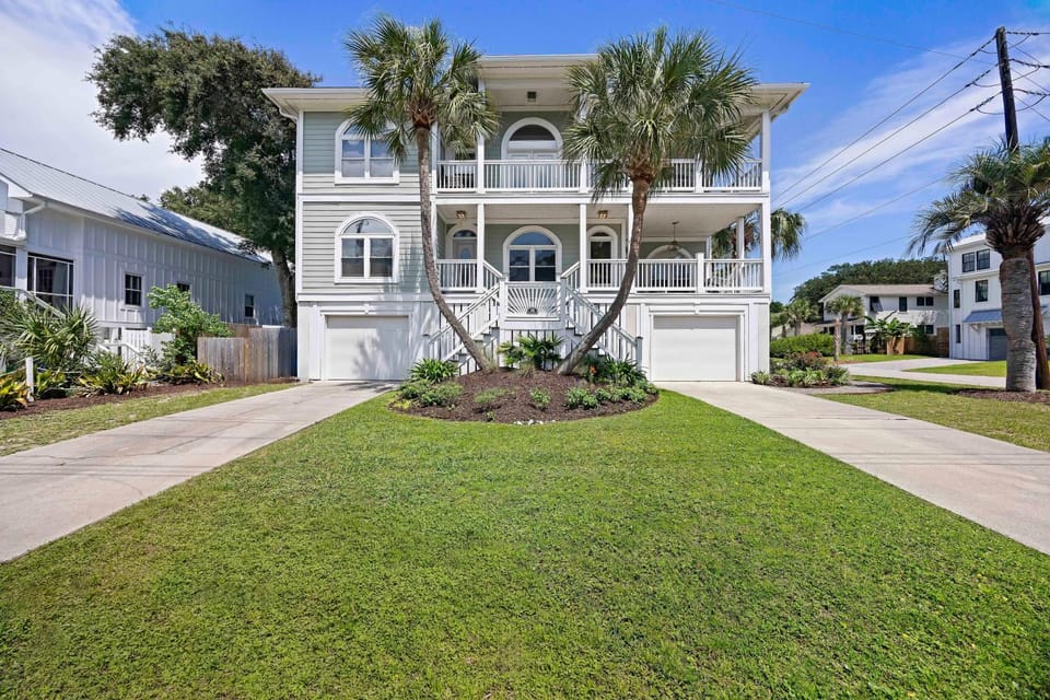 AV8-30: 8 30th Avenue House in Isle of Palms