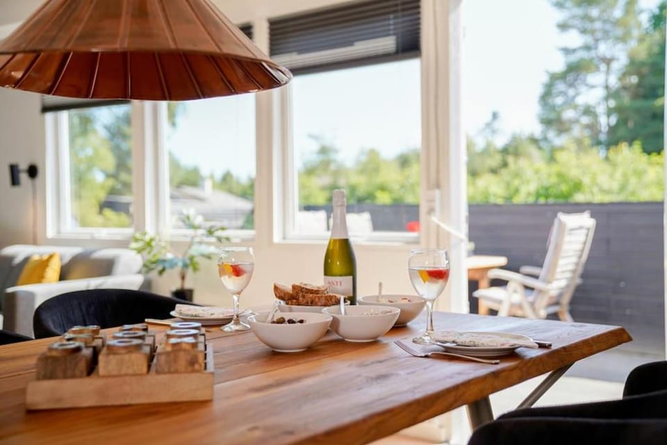 Sommerhus i Hals nær strand og by. House in Denmark