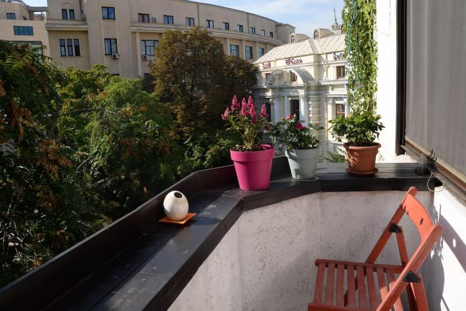 Old Town Bohemian Studio with garden view balcony Apartment in Bucharest