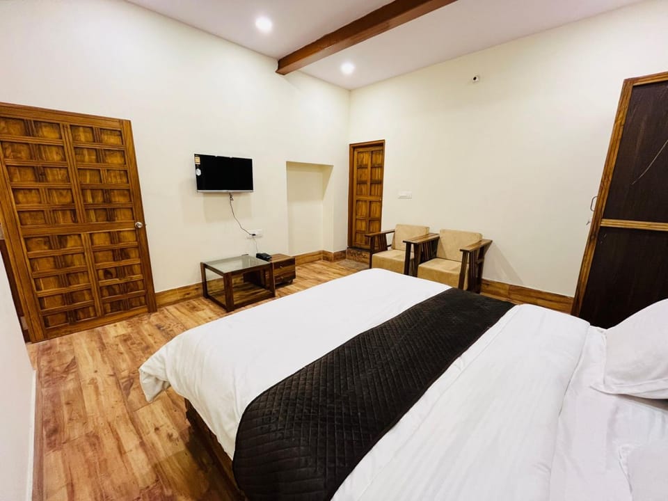 Bed, TV and multimedia, Photo of the whole room, Bedroom