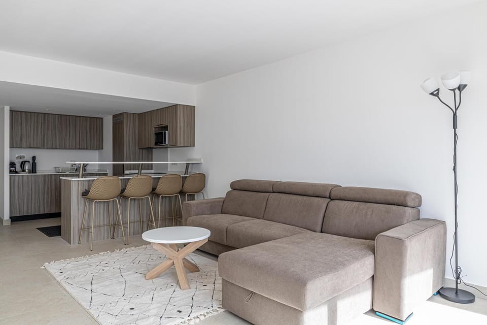 Coffee/tea facilities, Living room, Seating area, Dining area, microwave, kitchen