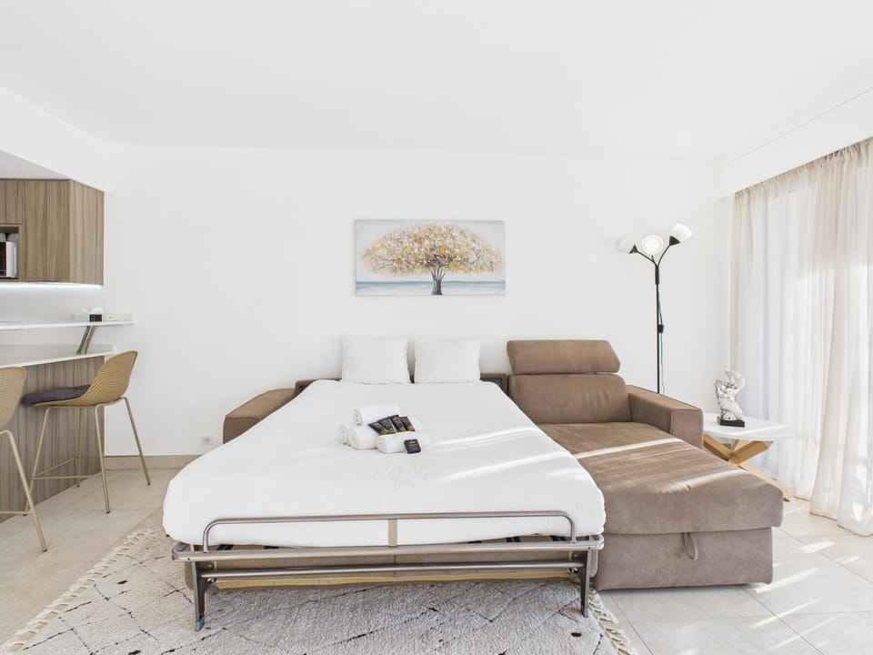 Bed, Living room, Seating area, towels