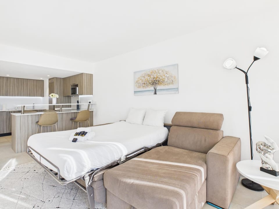 Bed, Living room, Seating area, Dining area, towels, kitchen