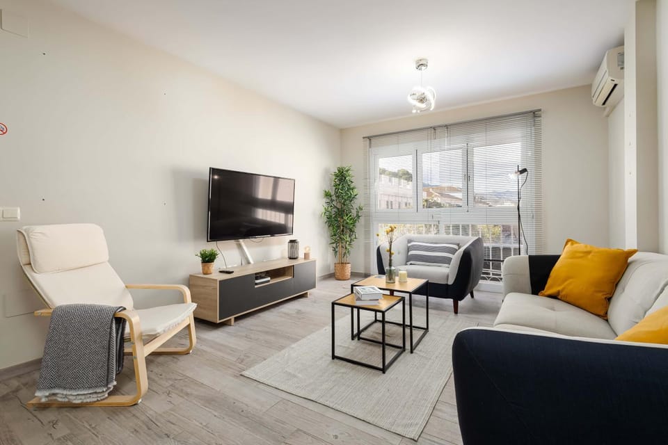 Communal lounge/ TV room, Communal lounge/ TV room, TV and multimedia, Living room, Seating area, Dining area, air conditioner