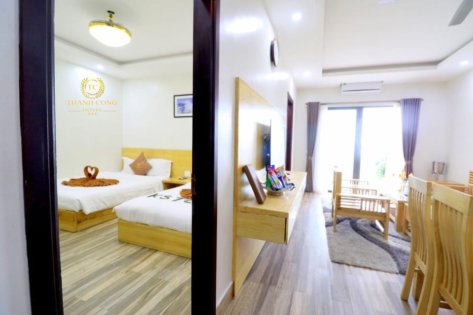 Bed, TV and multimedia, Living room, Photo of the whole room, Seating area, Bedroom, air conditioner