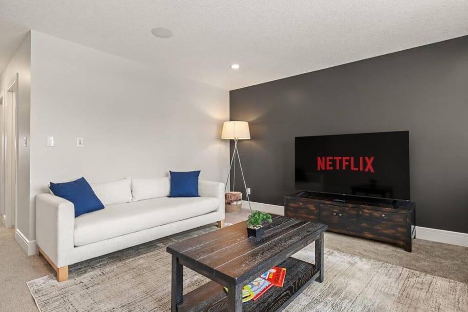 Luxurious Entire House with Cental AC, Double Car Garage Parking, Upgraded Appliances, King Size Bed, Two Living Rooms & More House in Edmonton