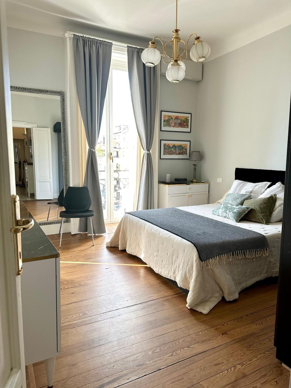Bed, Photo of the whole room, Bedroom
