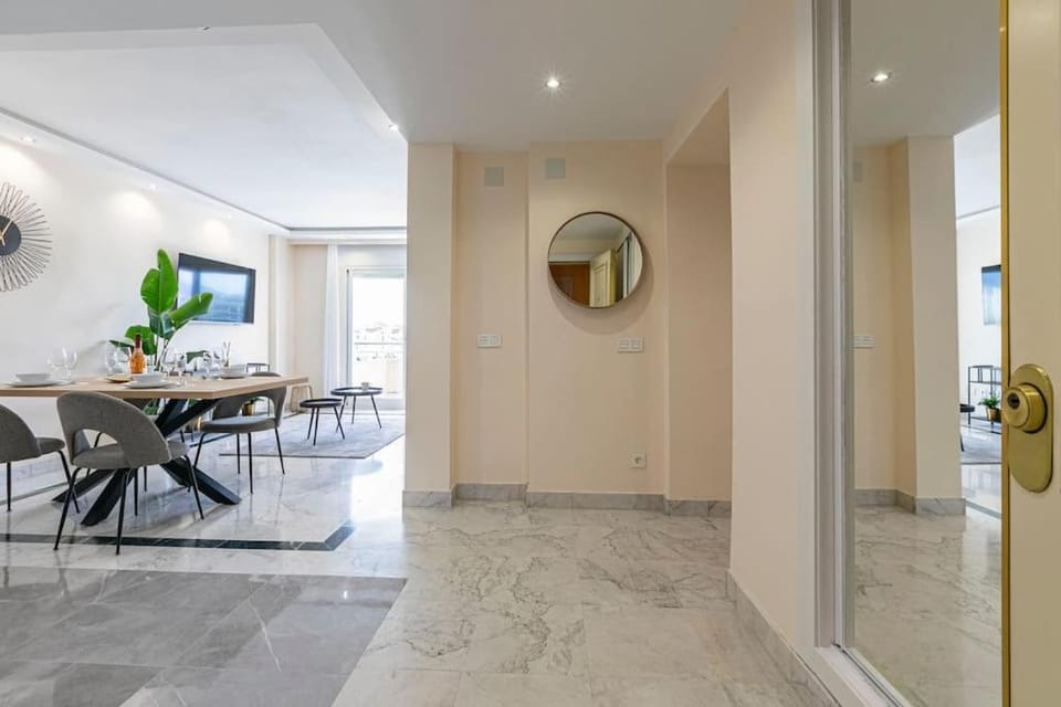 MARBELLA HOME RENTALS - Marina Banus, Puerto Banus, 2BR Luminous pool & parking Apartment in Marbella