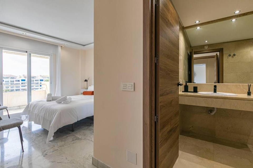 MARBELLA HOME RENTALS - Marina Banus, Puerto Banus, 2BR Luminous pool & parking Apartment in Marbella