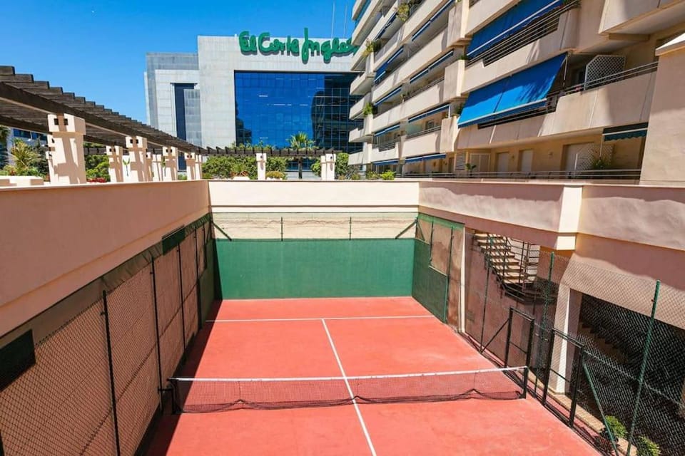 MARBELLA HOME RENTALS - Marina Banus, Puerto Banus, 2BR Luminous pool & parking Apartment in Marbella