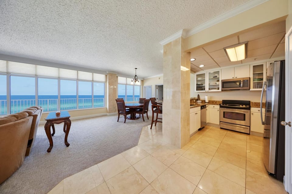 Kitchen or kitchenette, Dining area, Sea view