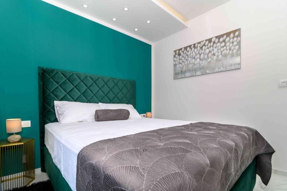 Luksusowy apartament z podgrzewanym basenem i widokiem na morze Apartment in Okrug Gornji
