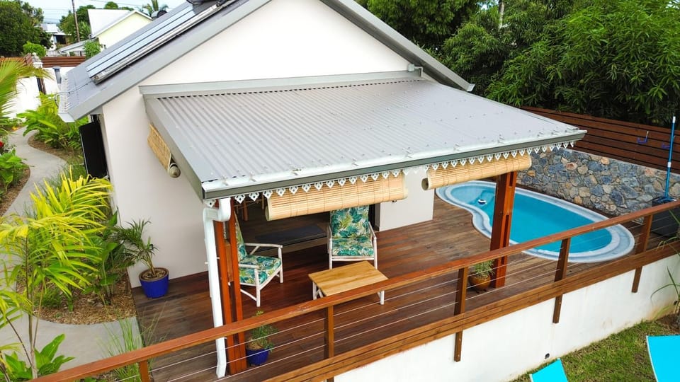 Property building, Balcony/Terrace, Pool view