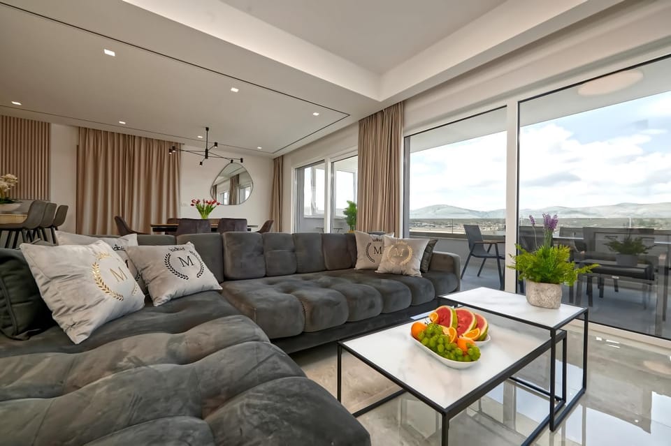 Penthouse z basenem i widokiem na morze Apartment in Okrug Gornji